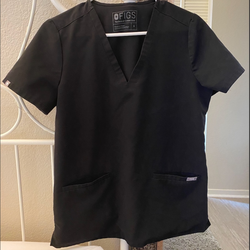 FIGS Black Three Pocket Scrub Top
